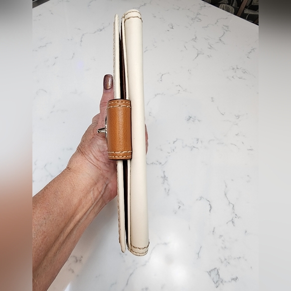 COACH Soft White/Toffee Leather Bi-fold Turnlock Wallet EUC - Picture 3 of 16